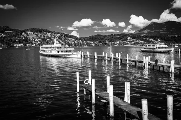 Πόλη της Lucerne Ελβετία και η λίμνη Lucerne σε μαύρο και άσπρο — Φωτογραφία Αρχείου