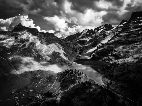 Meraviglioso lago di montagna nelle Alpi svizzere in bianco e nero — Foto Stock