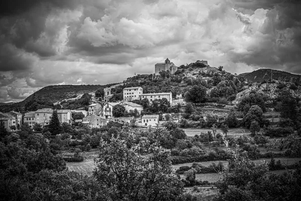 Malá horská vesnička ve francouzských Alpách — Stock fotografie