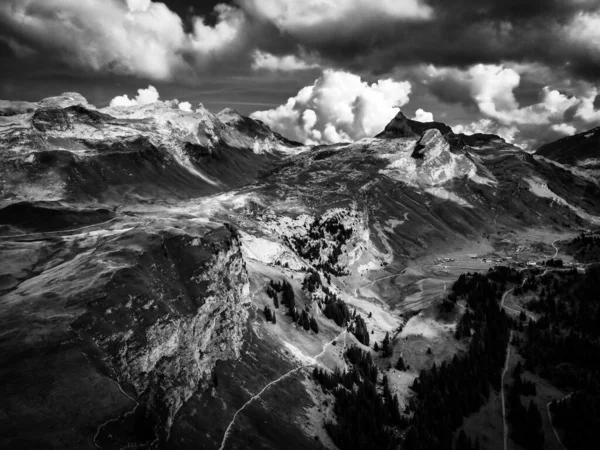 Meraviglioso lago di montagna nelle Alpi svizzere in bianco e nero — Foto Stock