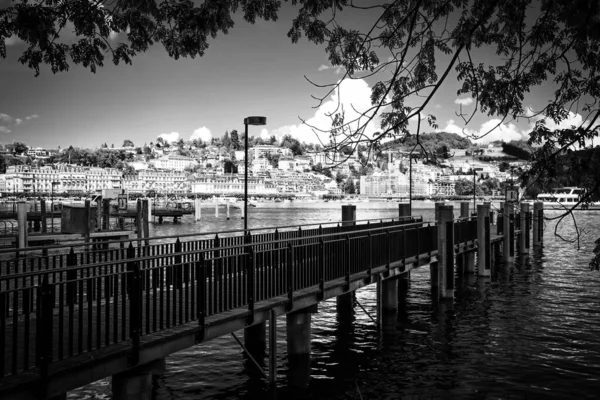 Distrito de Inseli Quay no Lago Lucerna, na Suíça, em preto e branco — Fotografia de Stock
