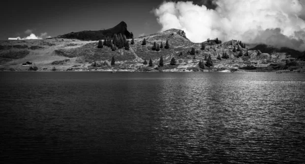 Niesamowita Szwajcaria - Mountain Lake Truebsee w czerni i bieli — Zdjęcie stockowe