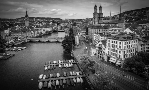 Vol au-dessus de la rivière Limmat à Zurich Suisse — Photo