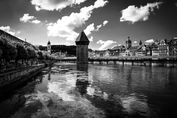 Ville de Lucerne Suisse et Lac des Quatre-Cantons en noir et blanc — Photo