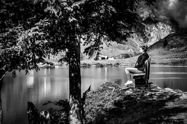 Maravilloso lugar para vacaciones en los Alpes suizos en blanco y negro — Foto de Stock