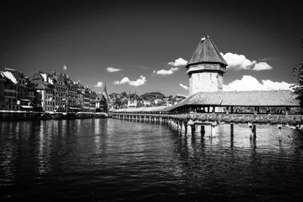 Pont de la rivière Reuss et de la chapelle dans la ville de Lucerne en noir et blanc — Photo