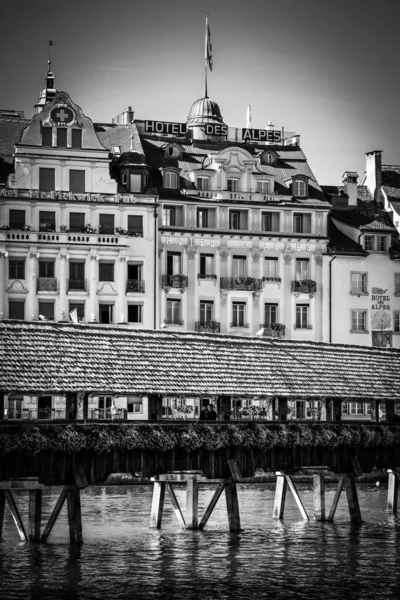 Центр міста Люцерн у Швейцарії в сонячний день у чорно - білому — стокове фото