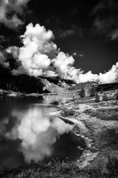 Şaşırtıcı İsviçre - Siyah beyaz Dağ Gölü Truebsee — Stok fotoğraf