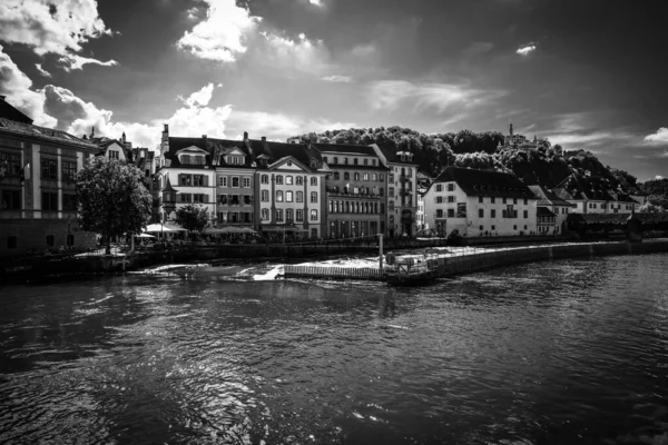 Rzeka Reuss w mieście Lucerna w czerni i bieli — Zdjęcie stockowe