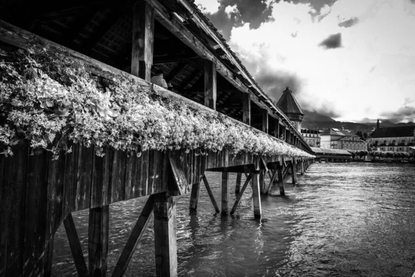 Puente de la Capilla en la ciudad de Lucerna en blanco y negro —  Fotos de Stock