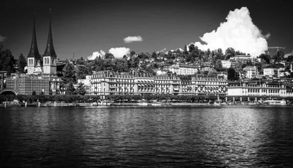 Lac des Quatre-Cantons en Suisse aussi appelé Vierwaldstaetter See en Suisse en noir et blanc — Photo