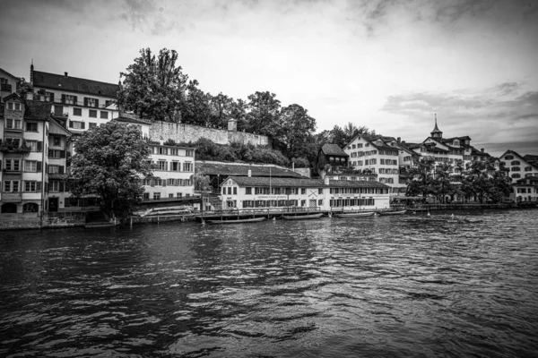 Distrito histórico de Zurique na Suíça- ZURICH, SUÍÇA - JULHO 15, 2020 — Fotografia de Stock