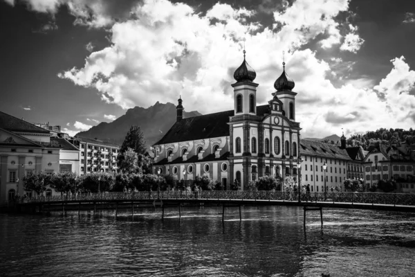 River Reuss στην πόλη της Lucerne σε μαύρο και άσπρο — Φωτογραφία Αρχείου