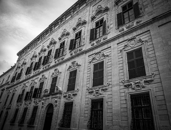 Huis gevel in de stad Valletta — Stockfoto