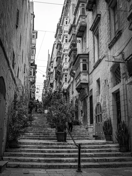 Typischer Straßenblick im historischen Viertel von Valletta — Stockfoto