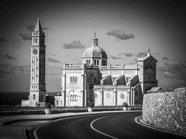 Igreja Ta Pinu em Gozo é um marco famoso na ilha — Fotografia de Stock