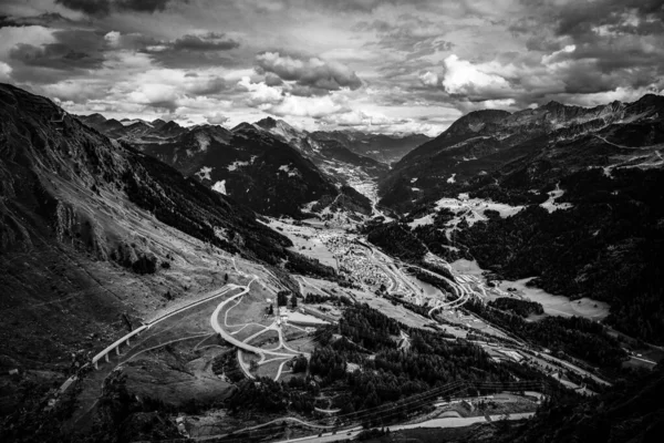 Famous Gotthard Pass in Switzerland - Αεροφωτογραφία σε μαύρο και άσπρο — Φωτογραφία Αρχείου