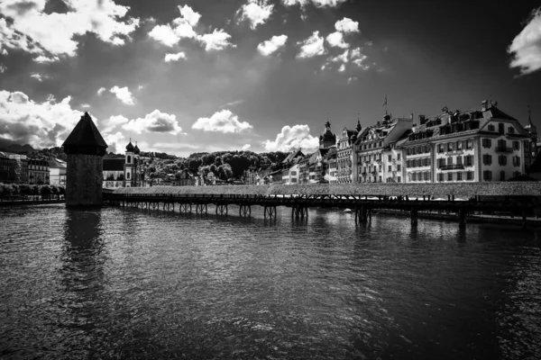 Staden Lucerne Schweiz och sjön Lucerne i svart och vitt — Stockfoto