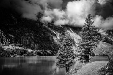 Şaşırtıcı İsviçre - Siyah beyaz Dağ Gölü Truebsee