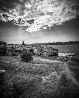 Fransa 'daki Saint Tropez üzerinde Akdeniz kıyısındaki Cote D Azur' a bakın.