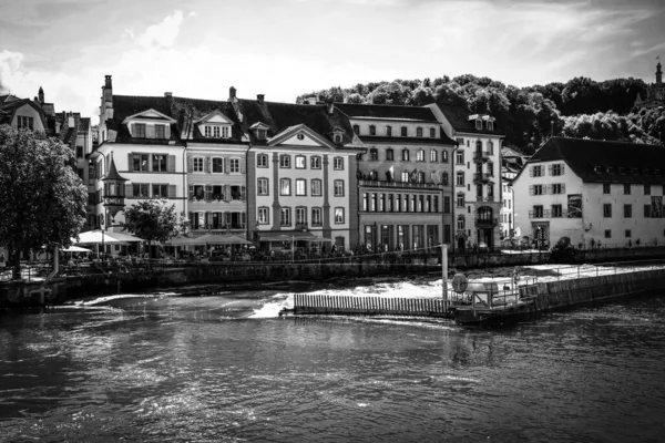 Le bord du lac de Lucerne en Suisse en noir et blanc — Photo