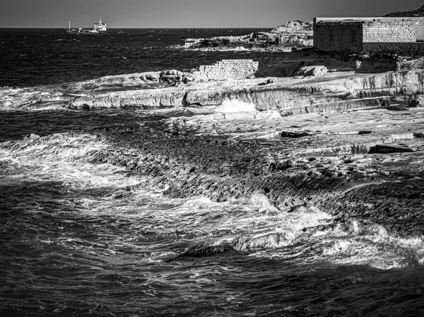 Modrá voda na pobřeží Malty — Stock fotografie
