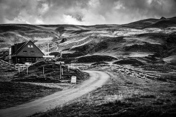 İsviçre Alplerinde siyah beyaz tatil için harika bir yer.