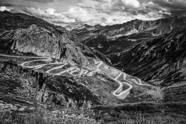 Gotthard Pass Street in Zwitserland in zwart-wit — Stockfoto