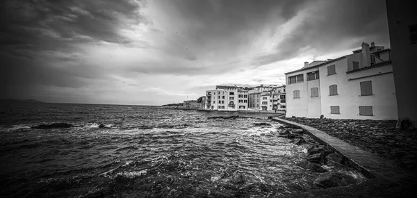 Típica vista en el histórico barrio de Saint Tropez —  Fotos de Stock