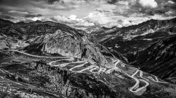 Beroemde Gotthardpas in Zwitserland - vanuit de lucht in zwart-wit — Stockfoto