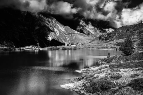 Niesamowita Szwajcaria - Mountain Lake Truebsee w czerni i bieli — Zdjęcie stockowe