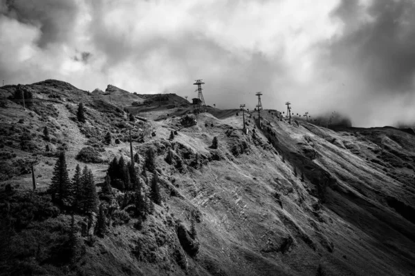 Mount Titlis Lanová dráha v Engelbergu Švýcarsko v černobílé — Stock fotografie