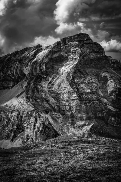 Úžasná příroda Švýcarska ve švýcarských Alpách v černé a bílé — Stock fotografie