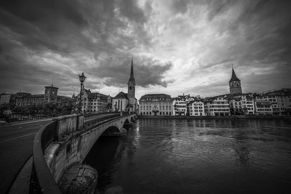 Skyline van de stad Zürich in Zwitserland — Stockfoto