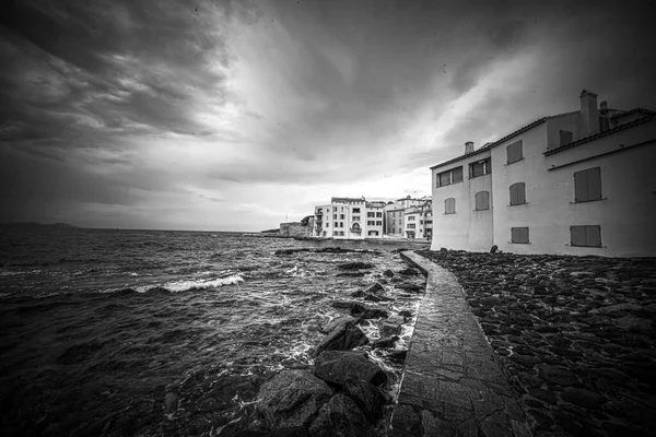 Aziz Tropez 'in tarihi bölgesinde tipik bir manzara — Stok fotoğraf