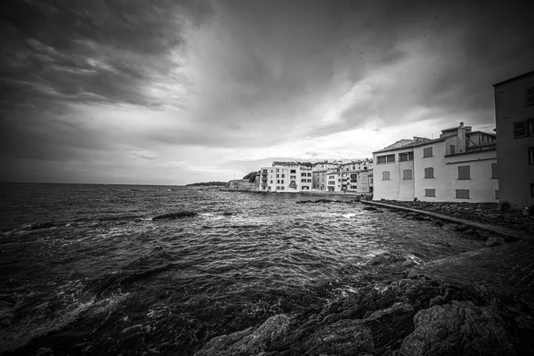 Típica vista en el histórico barrio de Saint Tropez —  Fotos de Stock