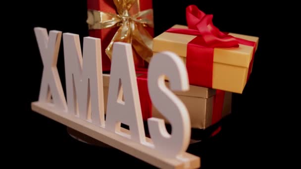 Enormes cartas XMAS - escritura de Navidad con cajas de regalo — Vídeo de stock