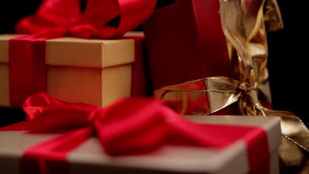 Caja de regalo festivo - un regalo perfecto — Vídeo de stock
