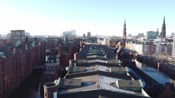 Hamburg 'da Speicherstadt adında ünlü bir depo bölgesi. — Stok video