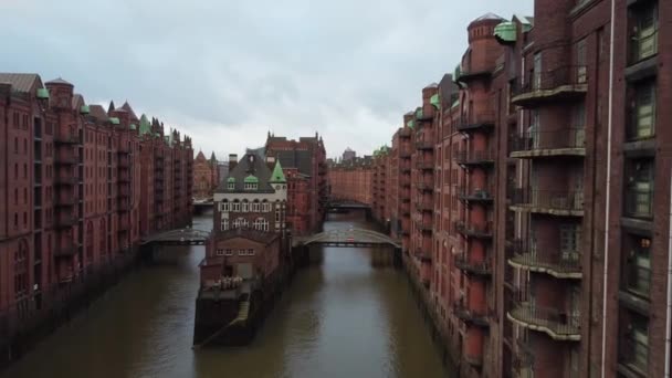 Vlucht door het Warehouse district in Hamburg Duitsland genaamd Speicherstadt — Stockvideo