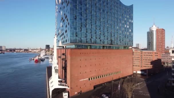 Słynna hamburska sala koncertowa Elbphilharmonie w porcie - HAMBURG, NIEMCY - GRUDZIEŃ 25, 2020 — Wideo stockowe