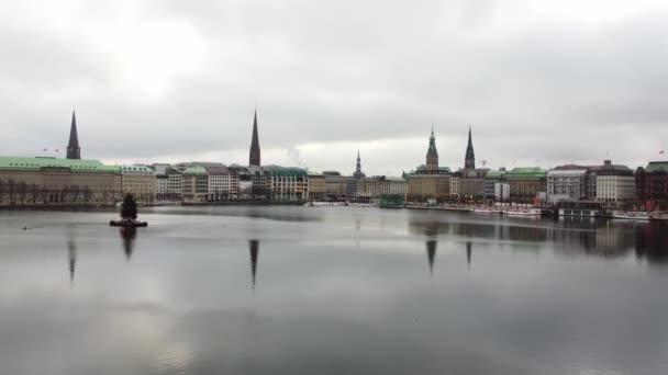 Alster Nehri 'yle Hamburg' un Güzel Şehir Merkezi — Stok video