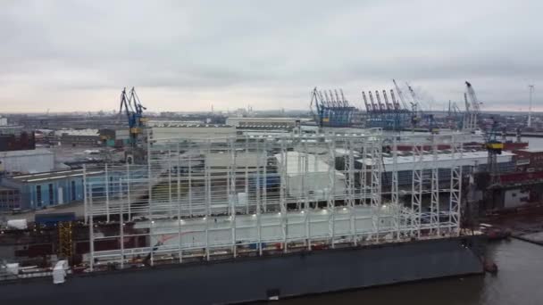 Flight over the docks at Hamburg Harbour - HAMBURG, GERMANY - DECEMBER 25, 2020 — Stock Video