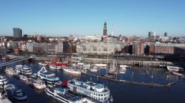 Hamburg 'un etkileyici limanı HAMBURG, GERMANY 25 ARALIK 2020