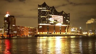 Hamburg 'un güzel limanı ve geceleri Elbphilharmonie konser salonu.