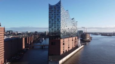Limandaki ünlü Hamburg Konser Salonu Elbphilharmonie