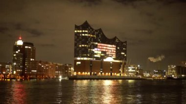 Hamburg 'un güzel limanı ve geceleri Elbphilharmonie konser salonu.