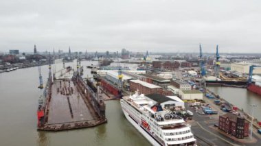 Hamburg Limanı üzerinde uçuş - HAMBURG, Almanya - 25 ARALIK 2020