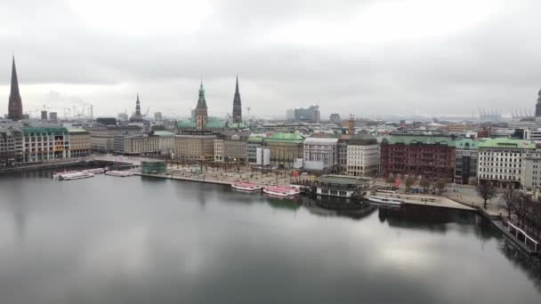 Hermoso centro de Hamburgo con Alster River - HAMBURG, ALEMANIA - 25 DE DICIEMBRE DE 2020 — Vídeos de Stock