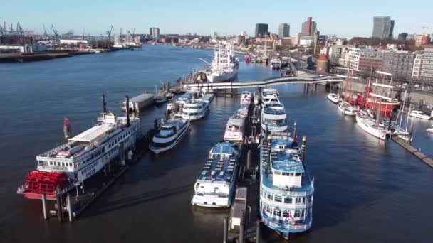 Distrito de Harbour City llamado Hafencity en Hamburgo - HAMBURG, ALEMANIA - 25 DE DICIEMBRE DE 2020 — Vídeo de stock